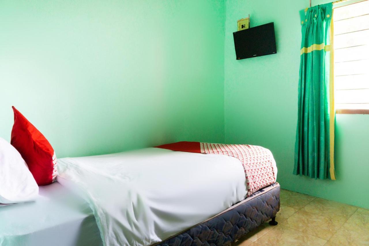 Oyo 3095 Semarapura Homestay Makassar Buitenkant foto