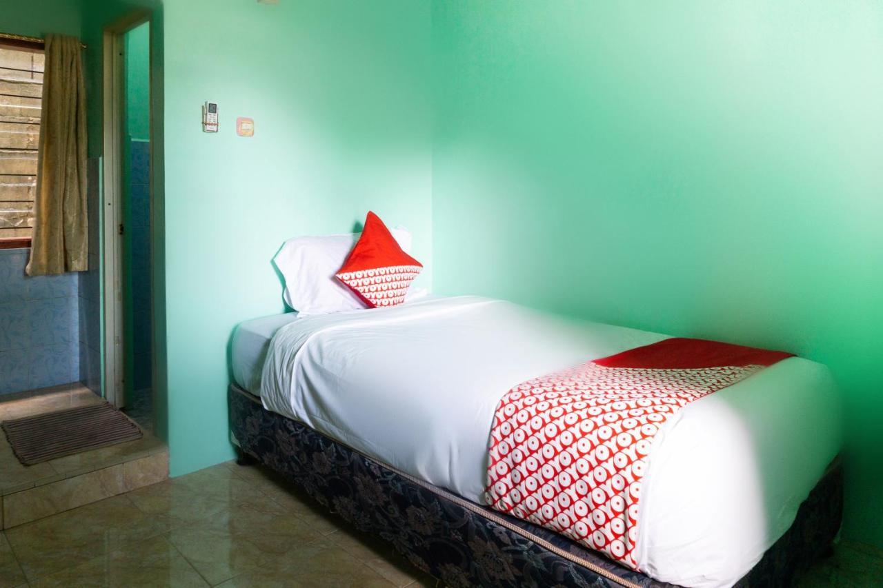 Oyo 3095 Semarapura Homestay Makassar Buitenkant foto