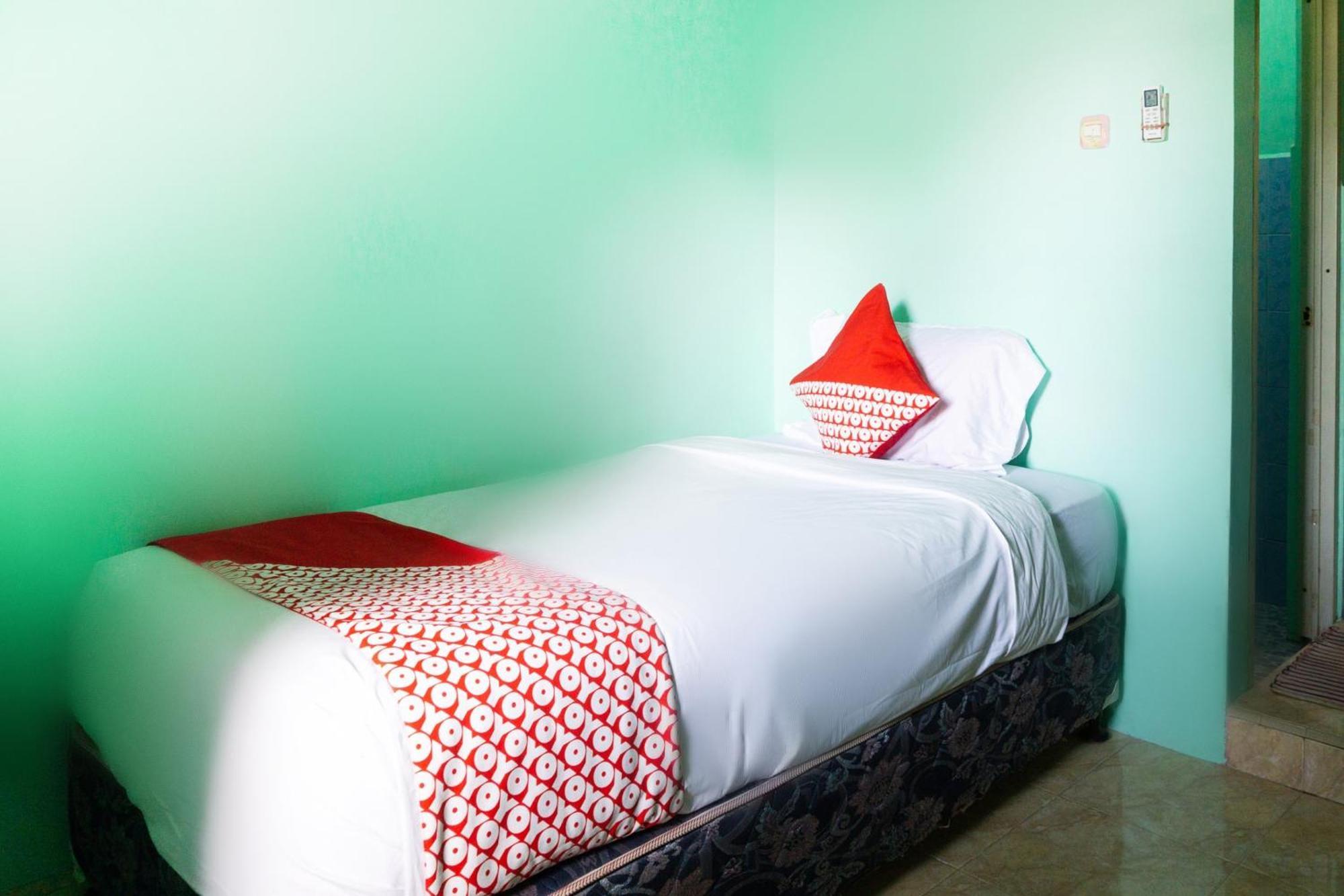 Oyo 3095 Semarapura Homestay Makassar Buitenkant foto