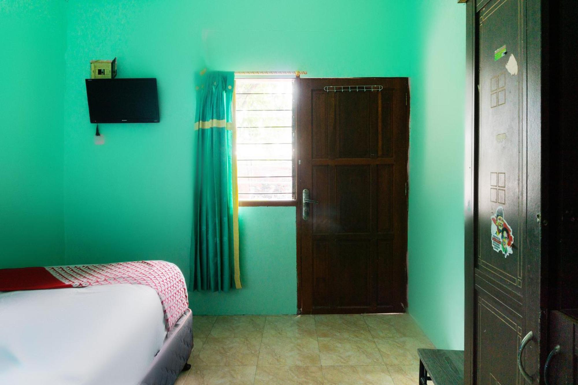 Oyo 3095 Semarapura Homestay Makassar Buitenkant foto
