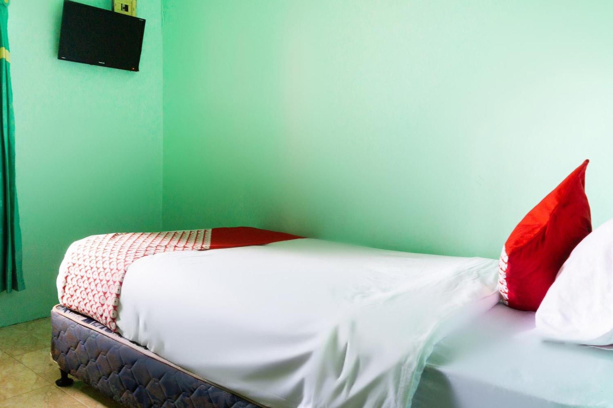 Oyo 3095 Semarapura Homestay Makassar Buitenkant foto