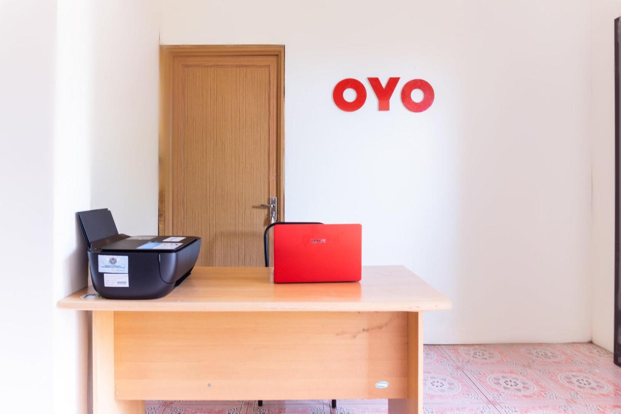 Oyo 3095 Semarapura Homestay Makassar Buitenkant foto